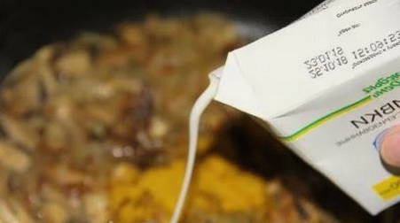 Грибы в сливках на сковороде