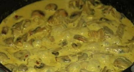 Грибы в сливках на сковороде