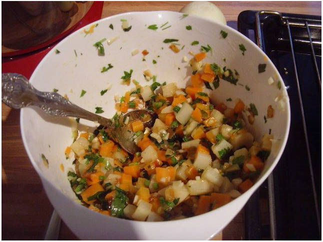 Квашеные баклажаны, фаршированные морковью, чесноком и зеленью