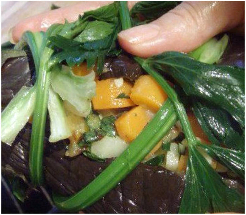 Квашеные баклажаны, фаршированные морковью, чесноком и зеленью