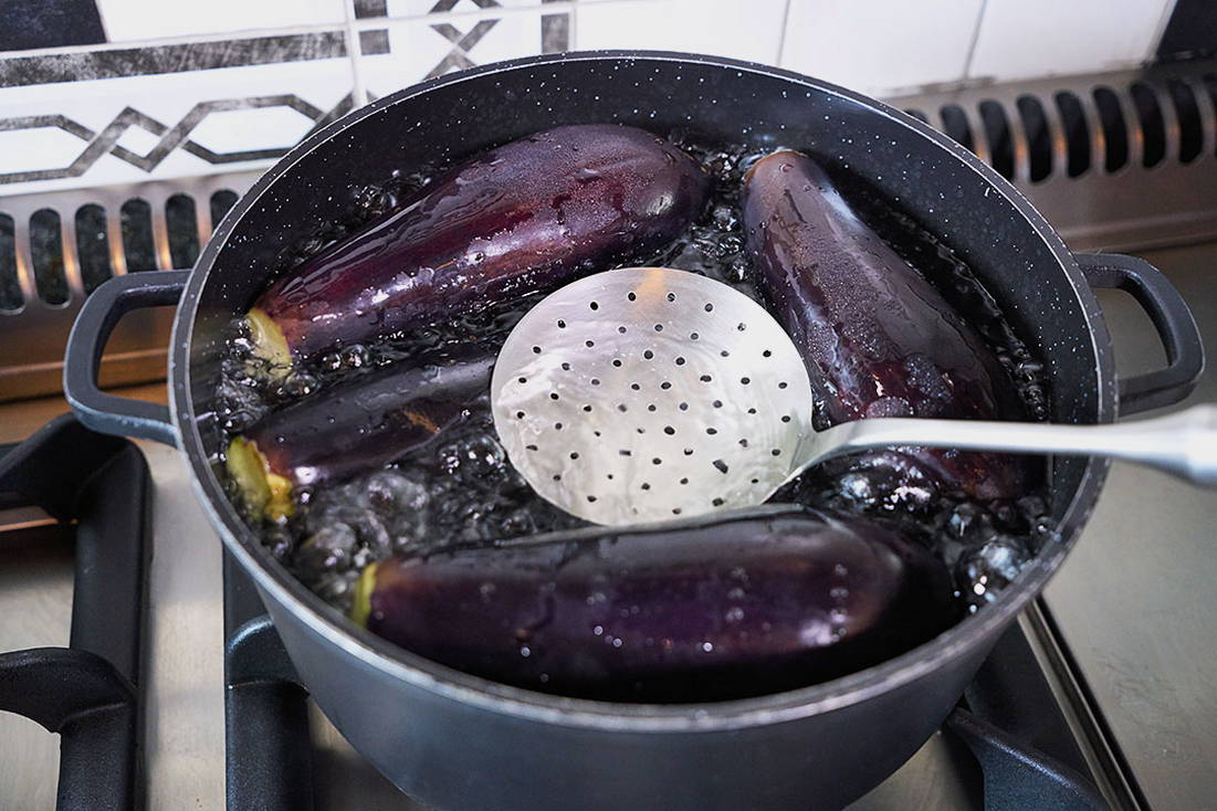 Квашеные фаршированные баклажаны морковью и чесноком