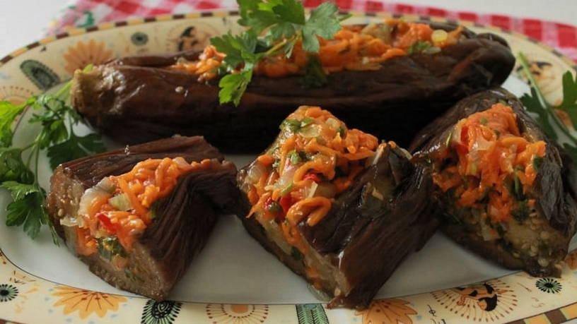 Квашеные фаршированные баклажаны морковью и чесноком