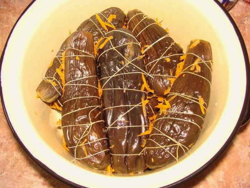Квашеные фаршированные баклажаны морковью и чесноком