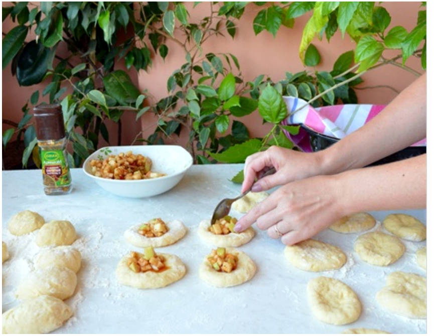 Сдобные пирожки с яблоками в духовке