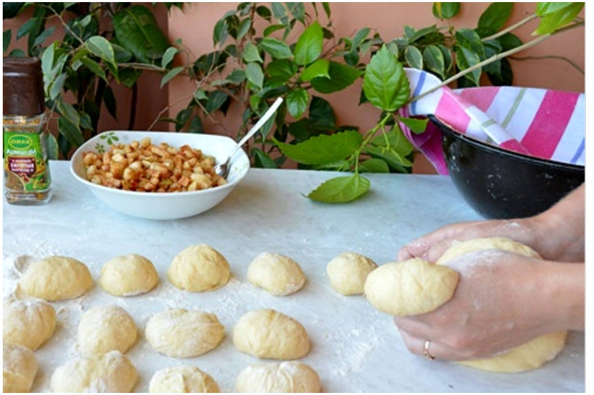 Сдобные пирожки с яблоками в духовке