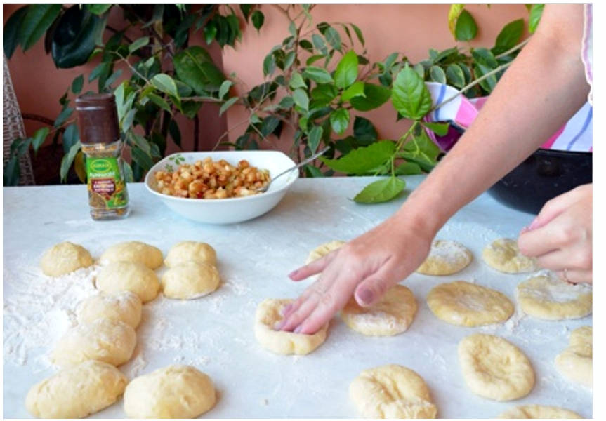Сдобные пирожки с яблоками в духовке