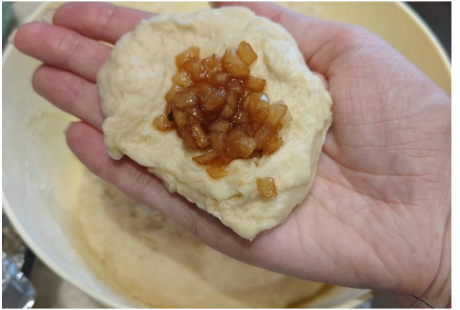Пирожки с яблоками и корицей
