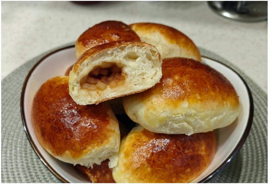Пирожки с яблоками и корицей