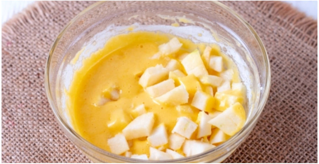 Шарлотка на кефире с рисовой мукой и яблоками