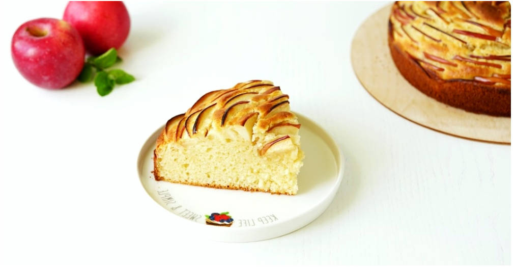 Шарлотка с яблоками, сметаной, разрыхлителем, мукой и яйцом в духовке