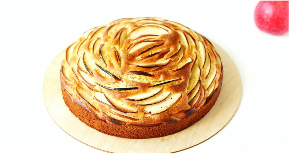 Шарлотка с яблоками, сметаной, разрыхлителем, мукой и яйцом в духовке