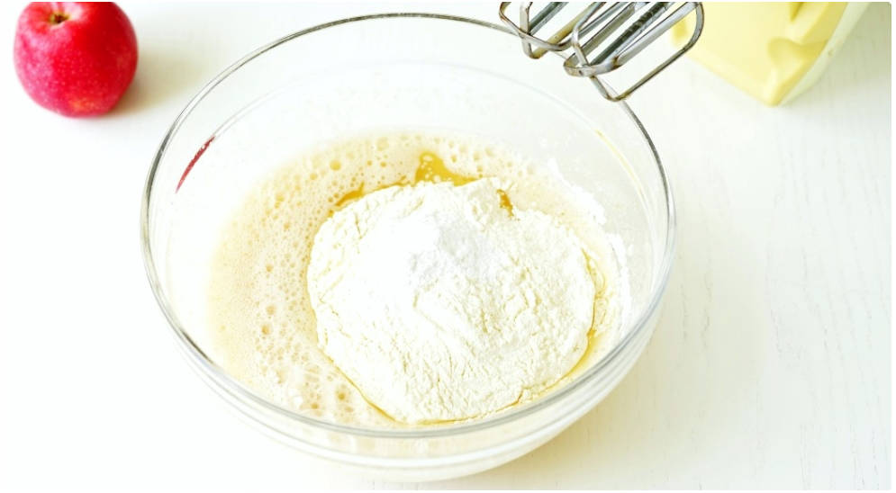 Шарлотка с яблоками, сметаной, разрыхлителем, мукой и яйцом в духовке