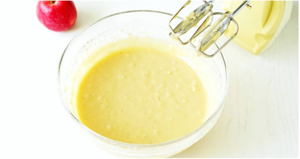 Шарлотка с яблоками, сметаной, разрыхлителем, мукой и яйцом в духовке