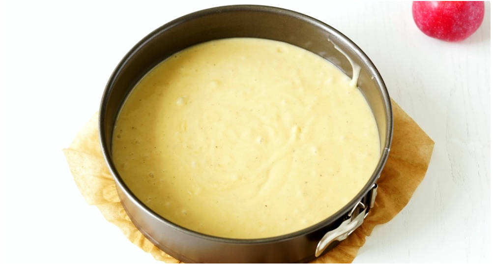 Шарлотка с яблоками, сметаной, разрыхлителем, мукой и яйцом в духовке