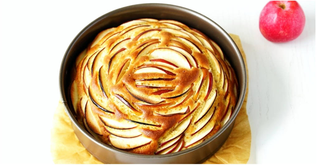 Шарлотка с яблоками, сметаной, разрыхлителем, мукой и яйцом в духовке