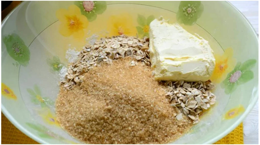 Шарлотка на простокваше с яблоками