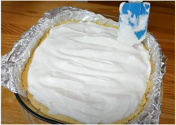 Пирог с яблоками и безе сверху