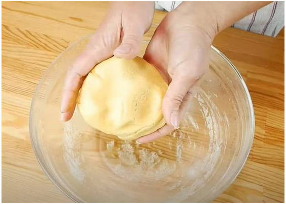 Пирог с яблоками и безе сверху