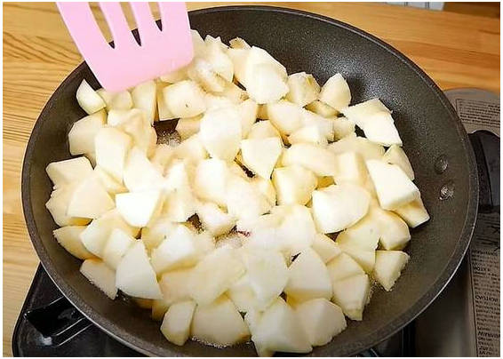 Пирог с яблоками и безе сверху