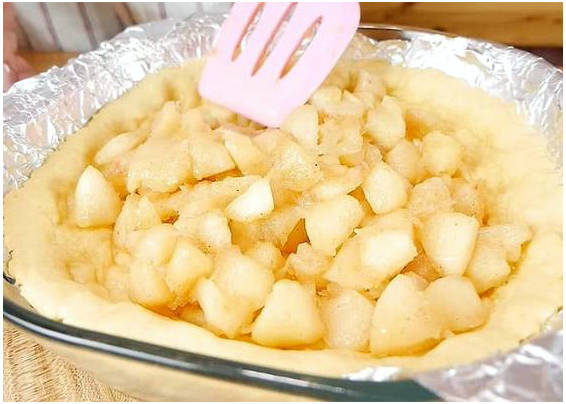 Пирог с яблоками и безе сверху
