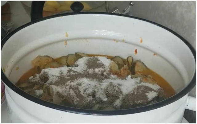 Салат «Тещин язык» из огурцов через мясорубку на зиму