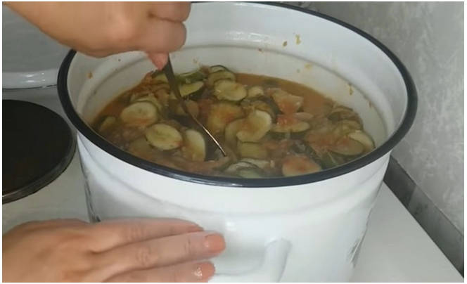 Салат «Тещин язык» из огурцов через мясорубку на зиму