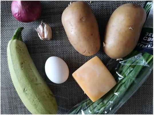 Оладьи из кабачков, картофеля, сыра и чеснока на сковороде