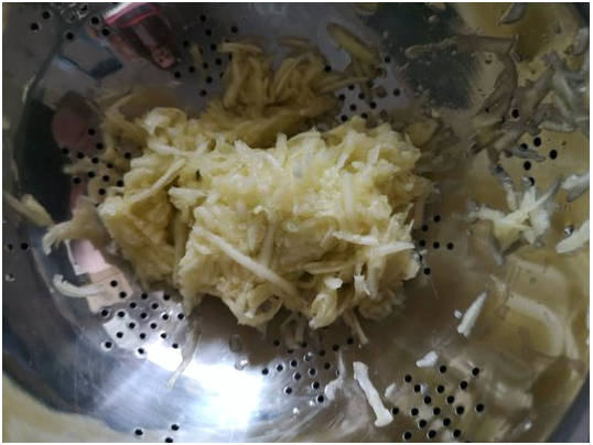 Оладьи из кабачков, картофеля, сыра и чеснока на сковороде