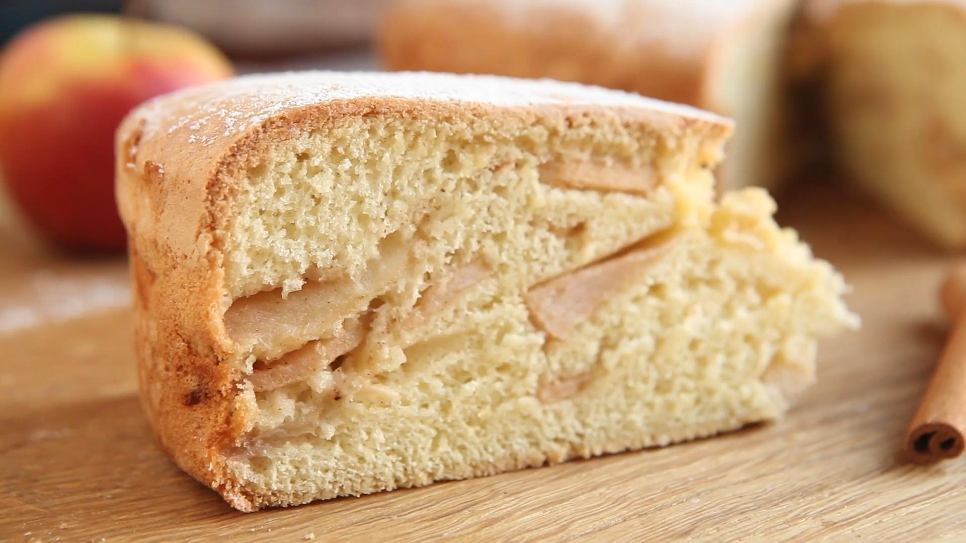 Пышный бисквит с яблоками в духовке