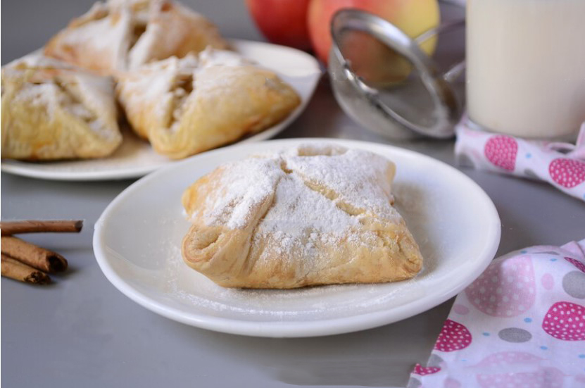 Слойки с творогом и яблоками