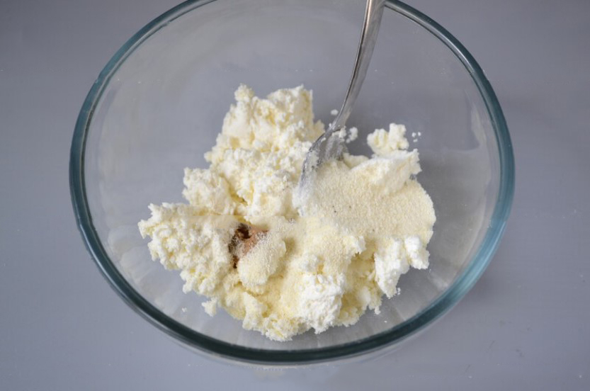 Слойки с творогом и яблоками
