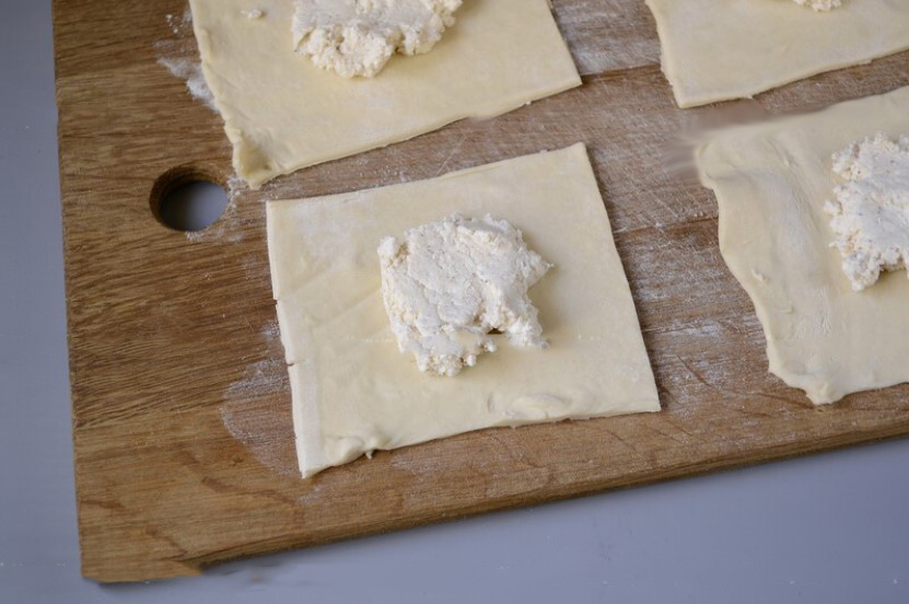 Слойки с творогом и яблоками