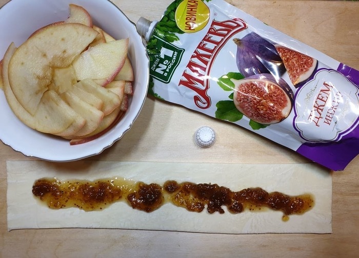 Слойки из слоеного теста с яблоками и корицей