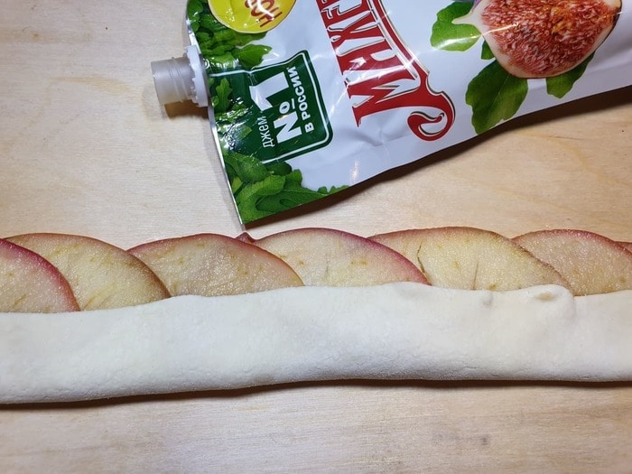 Слойки из слоеного теста с яблоками и корицей