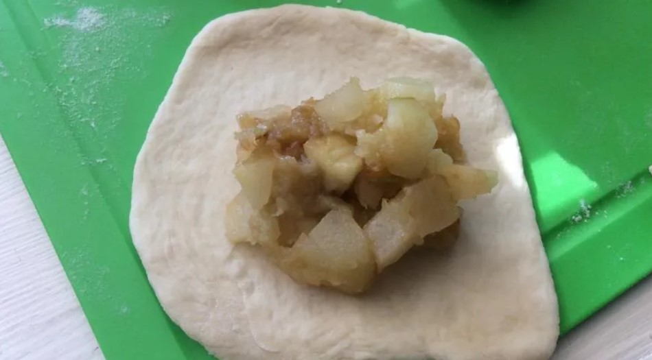 Постные пирожки с яблоками в духовке