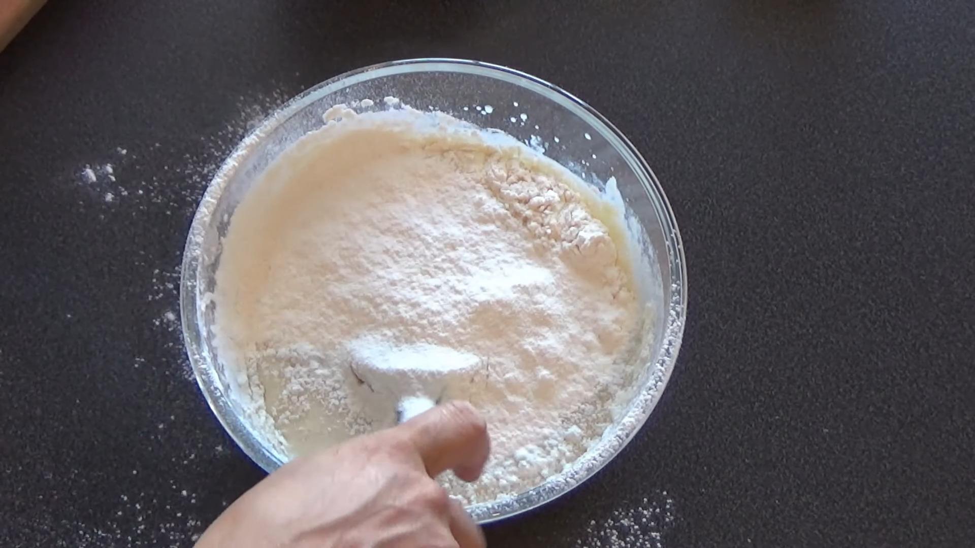 Шарлотка на ряженке с яблоками