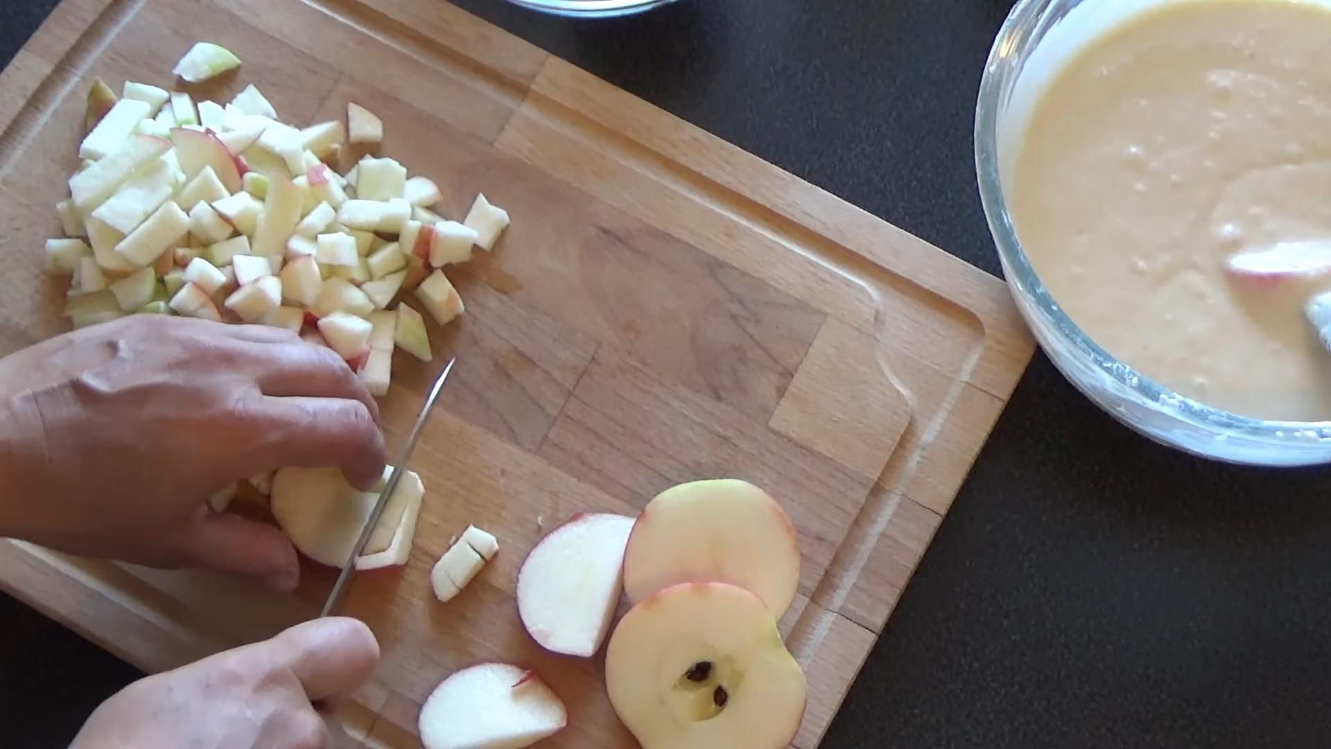 Шарлотка на ряженке с яблоками