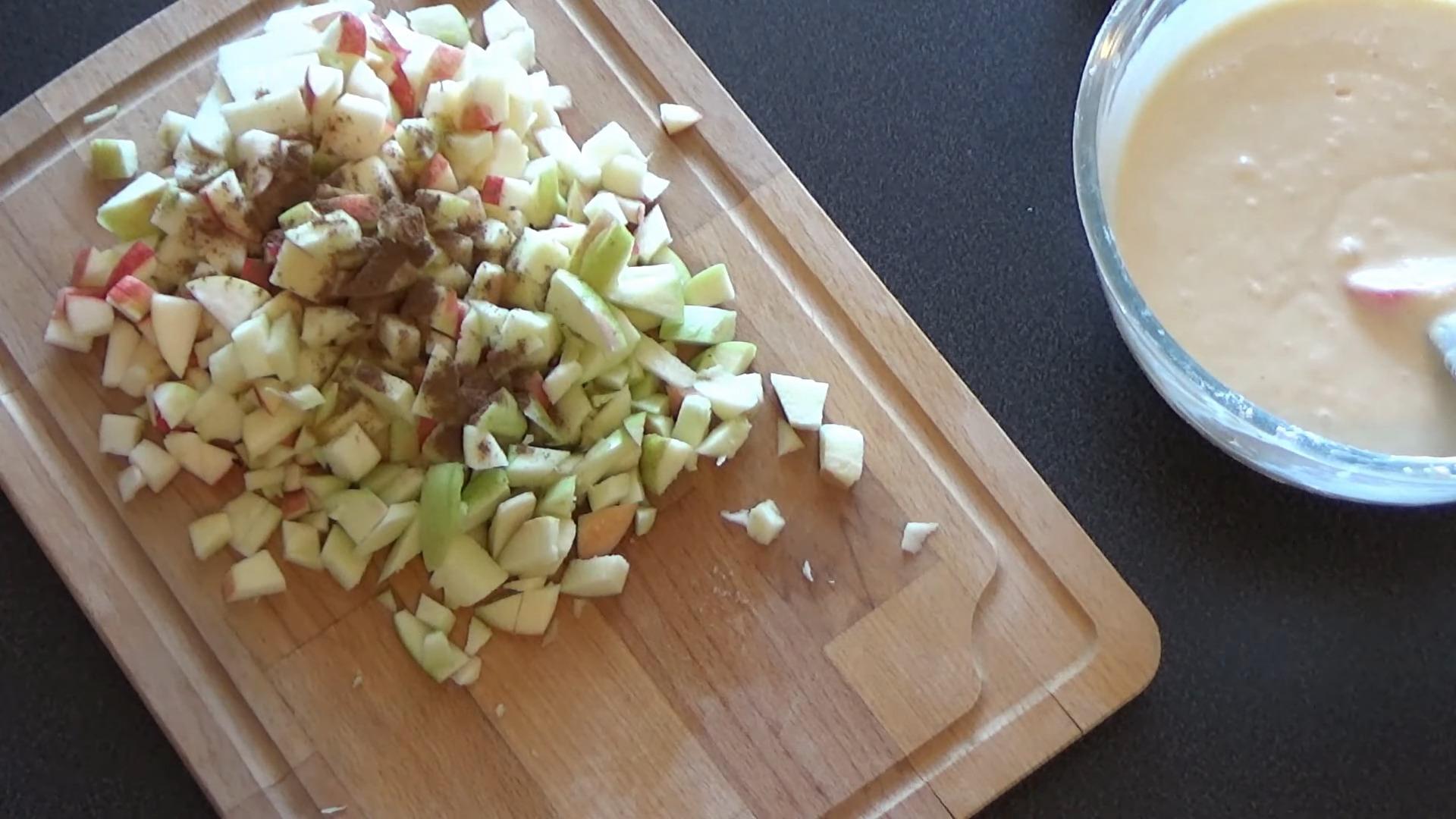 Шарлотка на ряженке с яблоками