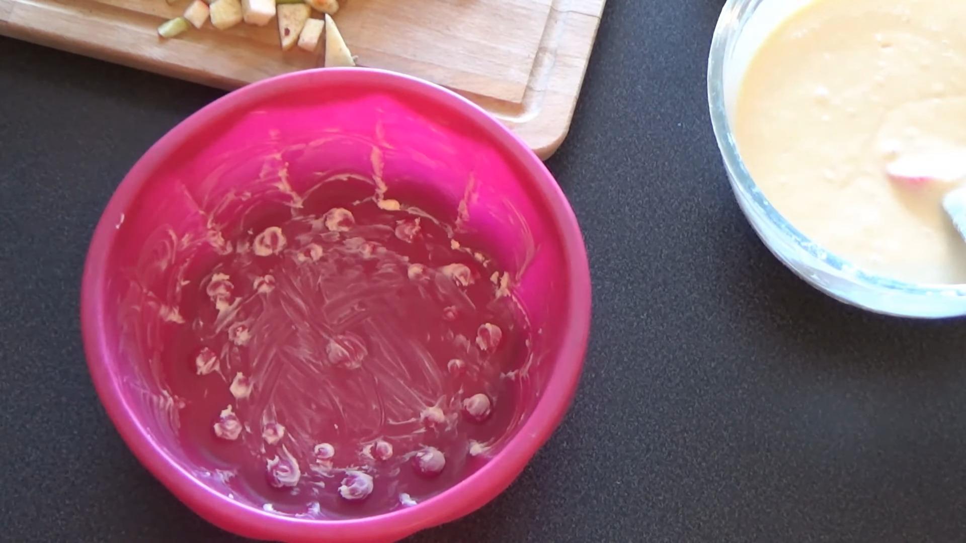 Шарлотка на ряженке с яблоками