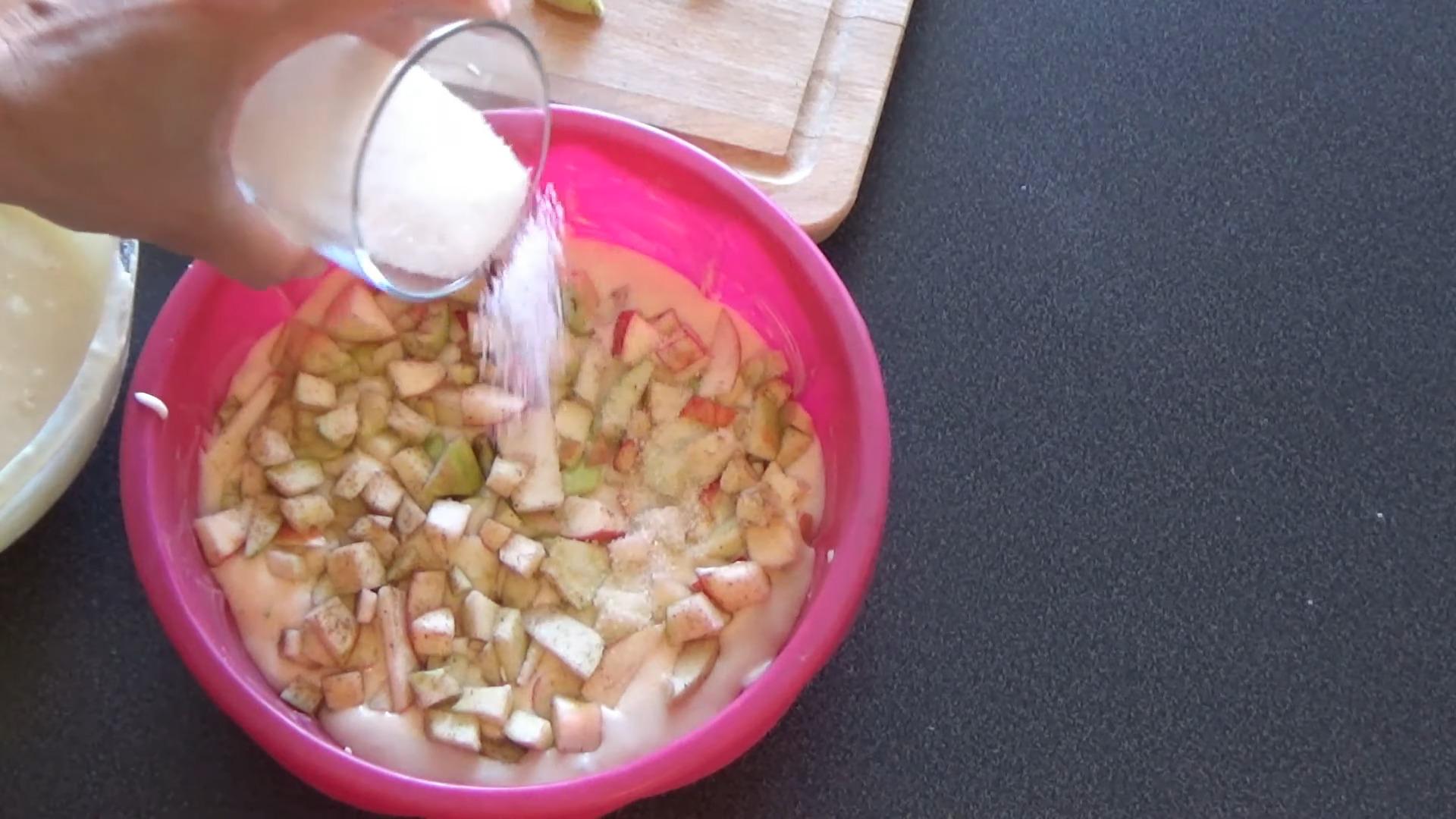 Шарлотка на ряженке с яблоками