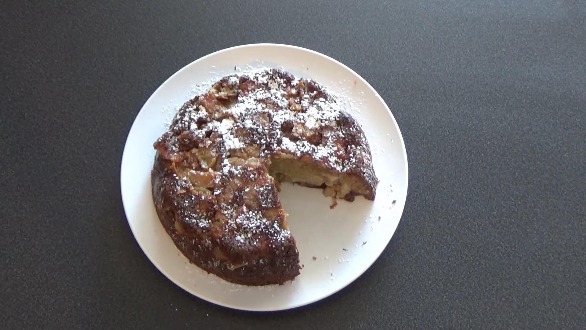 Шарлотка на ряженке с яблоками