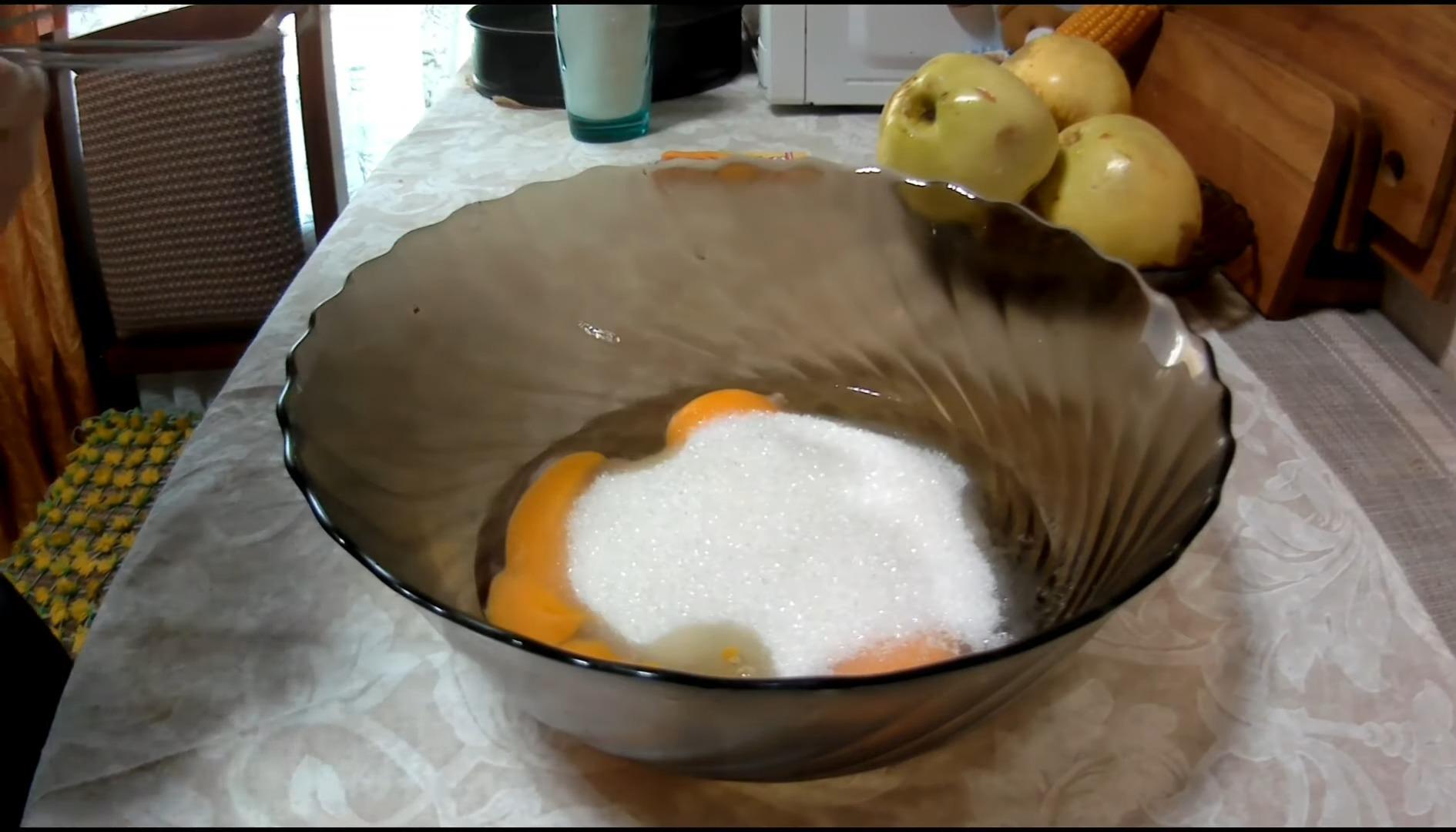 Шарлотка с карамельными яблоками