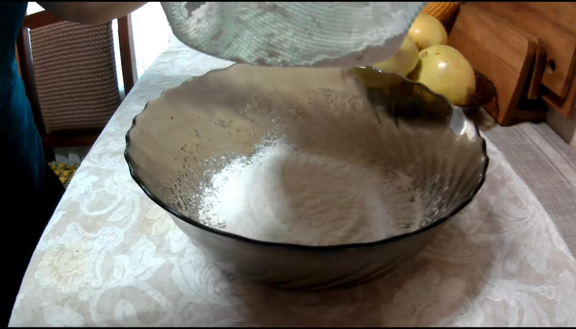 Шарлотка с карамельными яблоками