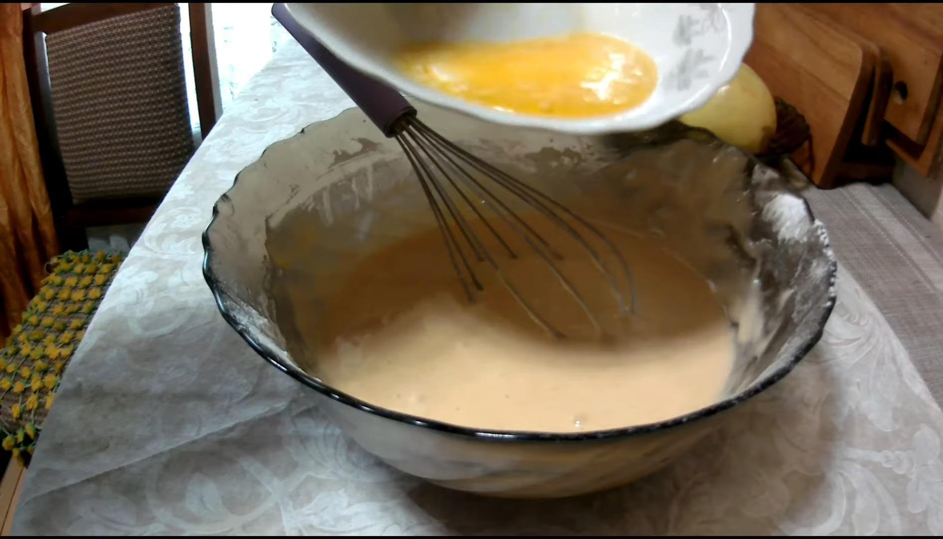 Шарлотка с карамельными яблоками
