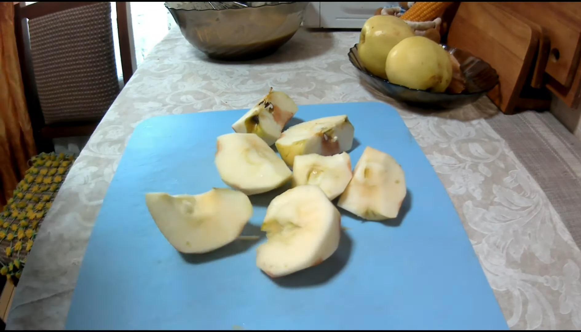 Шарлотка с карамельными яблоками