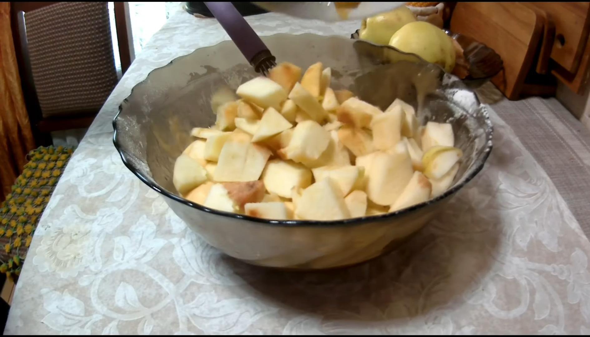 Шарлотка с карамельными яблоками