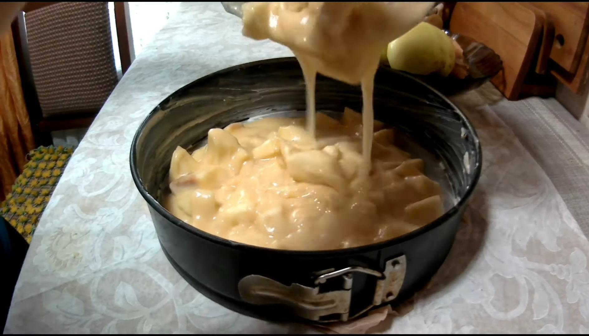 Шарлотка с карамельными яблоками