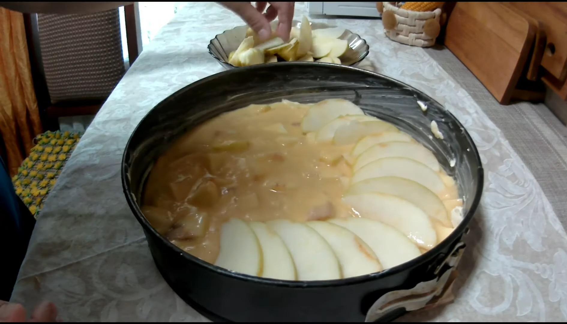Шарлотка с карамельными яблоками