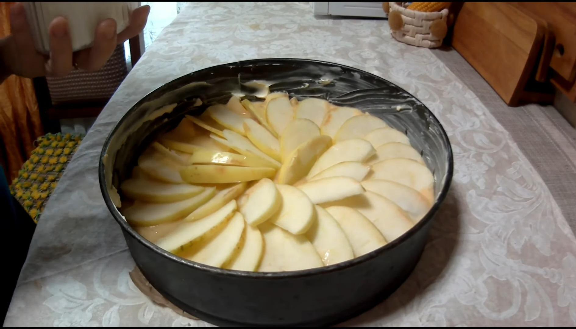 Шарлотка с карамельными яблоками