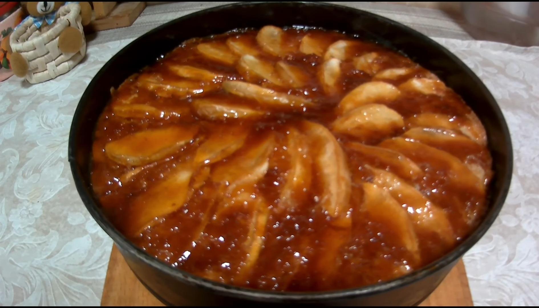 Шарлотка с карамельными яблоками